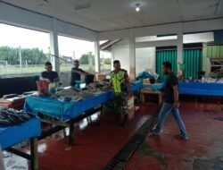 Babinsa Koramil 06/Teunom Gelar Komsos dengan Pedagang Ikan, Jaring Informasi Ekonomi Warga di Pasar Kude Teunom