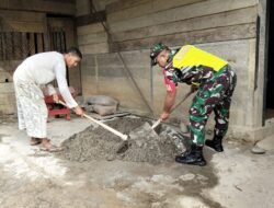 Wujud Nyata Kepedulian Babinsa Koramil 01/Sungaimas Bantu Warga Desa Binaan
