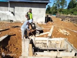 Rasa Kepedulian dan Semangat Yang Tinggi Babinsa Koramil 01/Sungaimas Bantu Warga Desa Binaan
