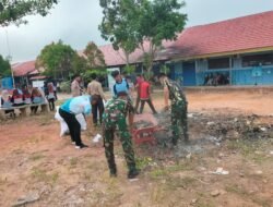 Babinsa Ajarkan Siswa SMAN 1 Danau Panggang Pentingnya Peduli Lingkungan melalui Kegiatan Bersih-Bersih