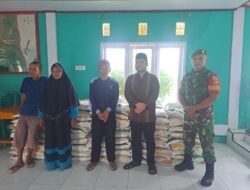 Babinsa Dampingi Penyaluran Bantuan Beras untuk Masyarakat Desa Dulangeya