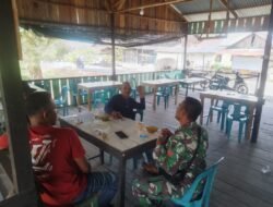 Babinsa Koramil 09/Samatiga Koptu Ushuluddin Jalin Kedekatan dengan Warga melalui Kegiatan Komunikasi Sosial di Desa Kuala Bubon Kecamatan Samatiga