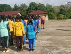 Tanamkan Kedisiplinan, Babinsa Melatih PBB di SMA Negeri 1 Jelai Hulu