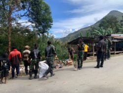 Satgas Yonif 614/RJP dan Masyarakat Bersatu dalam Karya Bakti Membersihkan Lingkungan