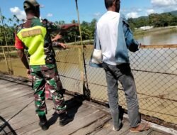Babinsa Koramil 01/Sungaimas Lakukan Pemantauan Debit Air Sungai untuk Antisipasi Banjir
