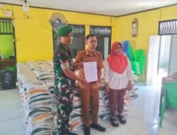 Babinsa Koramil 1316-01/Tilamuta Kawal Pendistribusian Beras Bulog untuk Masyarakat