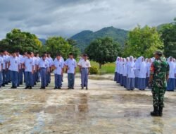 Babinsa Jaya Berikan Materi Peraturan Baris-Berbaris pada Siswa-Siswi Baru SMA N 1 Jaya
