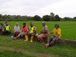 Babinsa Koramil 09/Samatiga Bangun Keakraban Lewat Komsos Bersama Warga Desa Leukeun