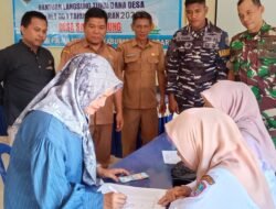 Babinsa Hadiri Penyaluran BLT DD di Desa Sarang Tiung