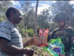 Satgas Yonif 614/RJP Bagikan Bibit Jagung untuk Meningkatkan Perekonomian Warga Papua