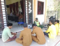 Babinsa Koramil 02/Woyla dan Mahasiswa KKN Serta Perwakilan Warga, Hadiri Musdes di Wilayah Binaan