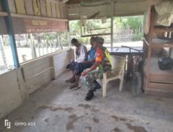 Jaga Silahturahmi Babinsa Koramil 01/Sungaimas Melaksanakan Komsos di desa Binaan