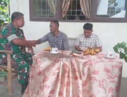 Babinsa Koramil 09/Samatiga Pererat Silaturahmi Lewat Komsos Bersama Warga Desa Leukeun