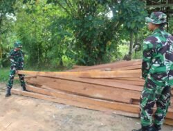 TNI Mulai Angkut Kayu untuk Program RTLH di Kutai Timur