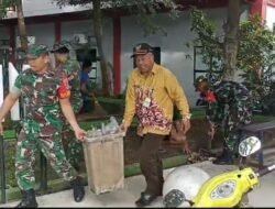 Babinsa Daha Utara Laksanakan Aksi Bersih-Bersih Sampah dengan Masyarakat