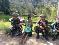 Satgas Yonif 614/RJP Berikan Bantuan Sembako kepada Warga Kampung Tima
