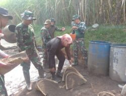 Gotong Royong TNI-Warga Wujudkan Jalan Mulus di Kandangmas