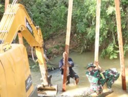 Pancang Tiang Pertama Jembatan TMMD ke-125 Ditanam di Kutai Timur