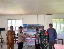 Babinsa Hadiri Pembagian BLT DD di Desa Teluk Tamiang, Kotabaru