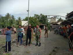 Babinsa Teunom Bergotong Royong Bersama Warga, Dukung Suksesnya Acara Kenduri di Blang Baro