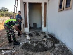 Serda Yuslianto Babinsa Koramil 01/Sungaimas bantu warga Desa Binaan