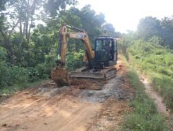 Alat Berat Jadi Kunci Percepatan TMMD Kodim Kutai Timur di Desa Suka Rahmat