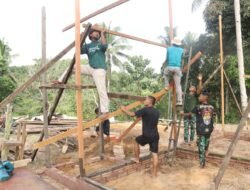 TMMD Ke-125: Pemasangan Tiang, Jantung Kokohnya Rumah Bapak Rahman di Suka Rahmat