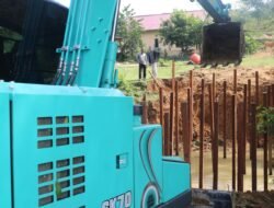 Eksavator Beraksi: Tiang Pancang Jembatan TMMD Kutai Timur Terpasang