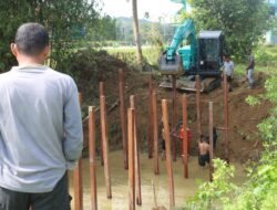 Eksavator TMMD Ke-125 Percepat Pemasangan Tiang Pancang Jembatan di Kutai Timur