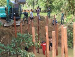 Pemasangan Tiang Pancang Jembatan TMMD Kutai Timur: Sinergi TNI dan Warga