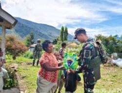 Satgas Yonif 614/RJP Berikan Bantuan Sembako kepada Warga Desa Kanggimaluk
