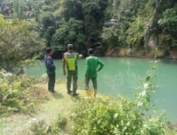 Waspada Banjir, Babinsa Koramil 01/Sungaimas Lakukan Pemantauan Debit Air Sungai