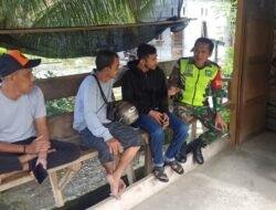 Babinsa Koramil 09/Samatiga Jalin Kedekatan dengan Warga Desa Deuah Lewat Komsos Bahas Keamanan, Kerukunan, dan Pertanian