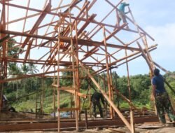 TNI dan Warga Gotong Royong Pasang Kerangka Atap Rumah Warga, TMMD Ke-125 Kodim 0909/Kutai Timur