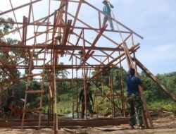 Gotong Royong TMMD: TNI dan Warga Suka Rahmat Bangun Harapan di Atap Rumah