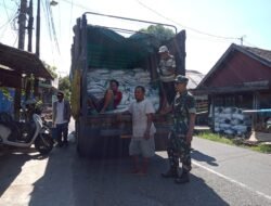 Babinsa Kodim 1001/HSU-BLG Kawal Pendistribusian Bantuan Pangan Beras