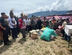 Gubernur Papua Tengah Salurkan Bantuan ke Warga Sinak, Satgas Kopasgat Amankan Bandara Tigiles