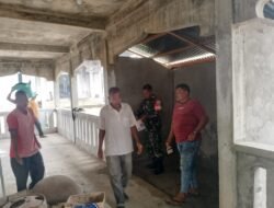 Babinsa dan Masyarakat Labuhan Haji Timur Gotong Royong Cat Masjid