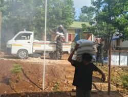 TNI Peduli: Babinsa Koramil 1004-01/P.Sebuku Salurkan Bantuan Beras kepada Warga