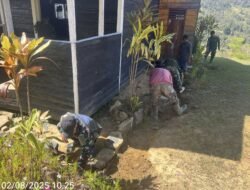 Satgas Yonif 614/RJP dan Masyarakat Balingga Bersinergi dalam Karya Bakti