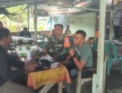 Koptu Dedi Januari Babinsa Koramil 01/Jaya Kodim 0114/Aceh Jaya Jalin Komsos dengan Pedagang Ikan di Pasar Lamno