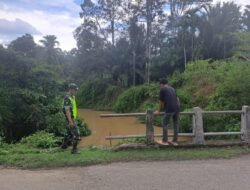 Debit Air Sungai Naik, Babinsa Ingatkan Warga Agar Waspada