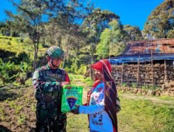 Satgas Yonif 614/RJP Bagikan Sembako kepada Warga Kampung Lowanom