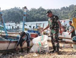 Aksi Peduli Lingkungan, Korem 083/Bdj Rangkaian Sosial dan Kemasyarakatan di Kawasan Pesisir Sendang Biru