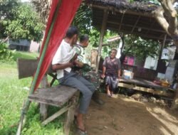 Babinsa Setia Bakti Ajak Warga Kibarkan Merah Putih Sambut HUT RI ke-80