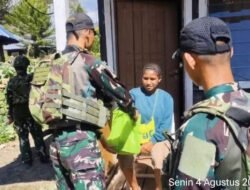 Satgas Yonif 614/RJP Laksanakan Binter dengan Memberikan Bantuan Sembako kepada Warga