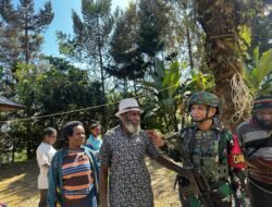 Satgas Yonif 614/RJP Berbagi Sembako kepada Masyarakat Kurang Mampu di Tolikara
