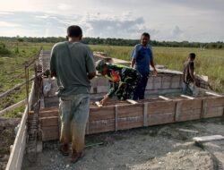 Babinsa Posramil 06/Bubon Bantu Warga Bangun Pondasi Rumah
