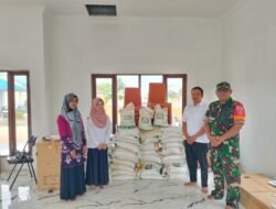 Babinsa Pulau Laut Barat Dampingi Penyaluran Bantuan Beras untuk Warga Kurang Mampu