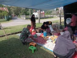 Babinsa Koramil 02/Sampoiniet Amankan Stabilitas Harga dan Ketersediaan Sembako di Pasar Tradisional Lhok Kruet